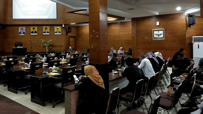 Rapat Paripurna Sering Molor, Undangan Kecewa