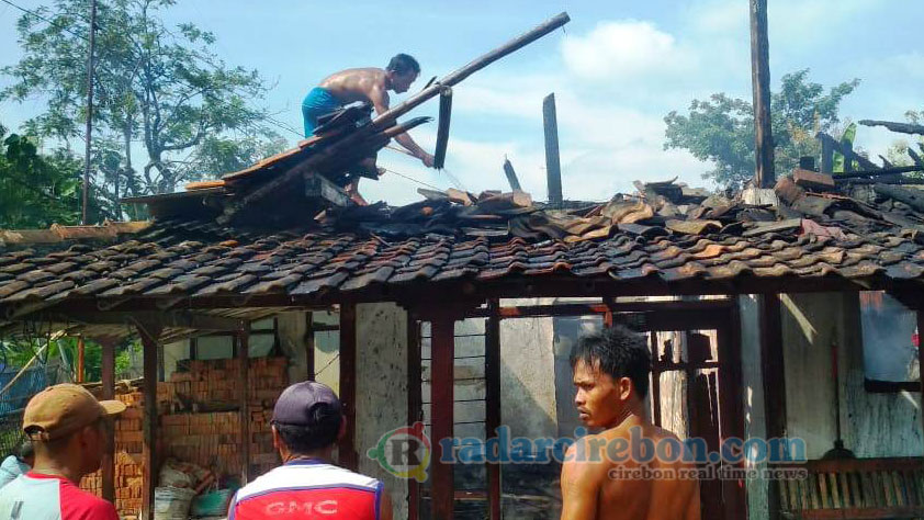 Diduga Korsleting Listrik, Rumah Ustad di Indramayu Terbakar