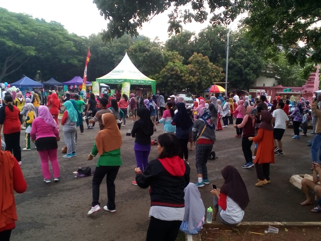 Ribuan Warga Ikuti Senam Sehat Komix Herbal di Area Parkir Bima Kota Cirebon