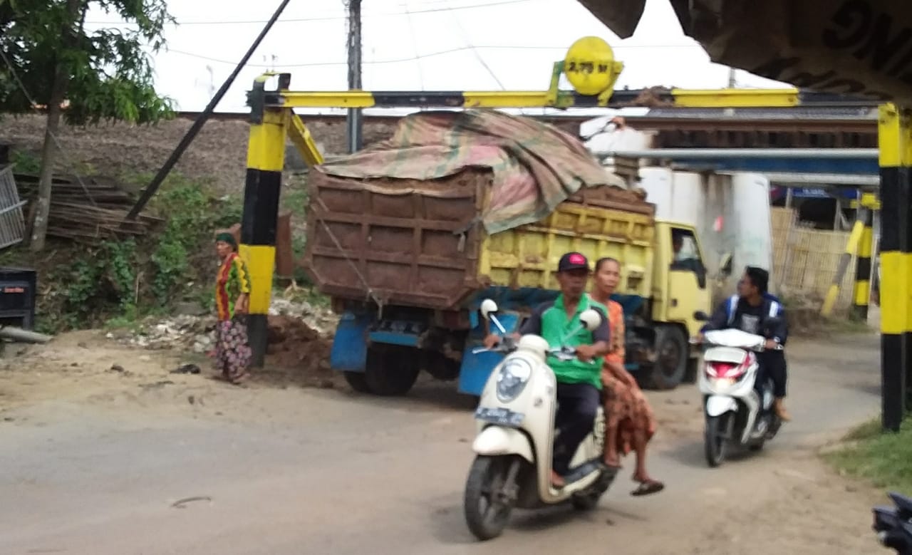 Warga Nantikan Underpass Terowongan KA