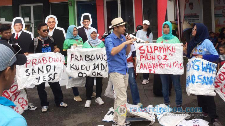 Bertekad Kawal TPS, Emak-Emak Bawa Poster dari Karung, Ajak Pilih Prabowo-Sandi