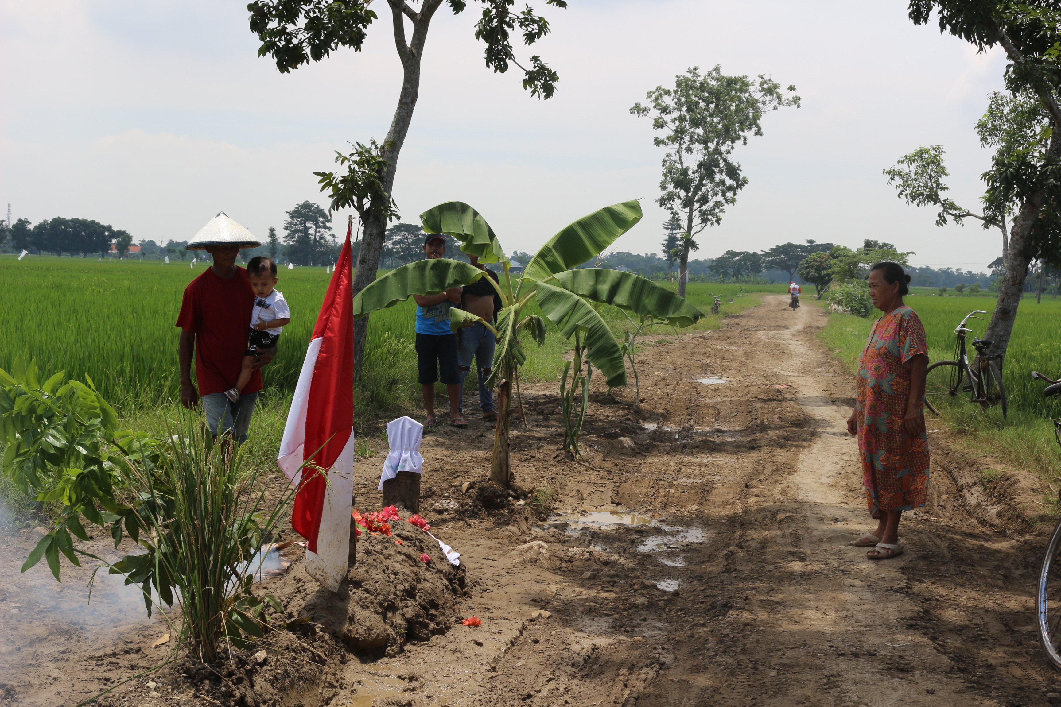 Cara Unik Warga Kecamatan Gegesik Sampaikan Protes ke Pemerintah