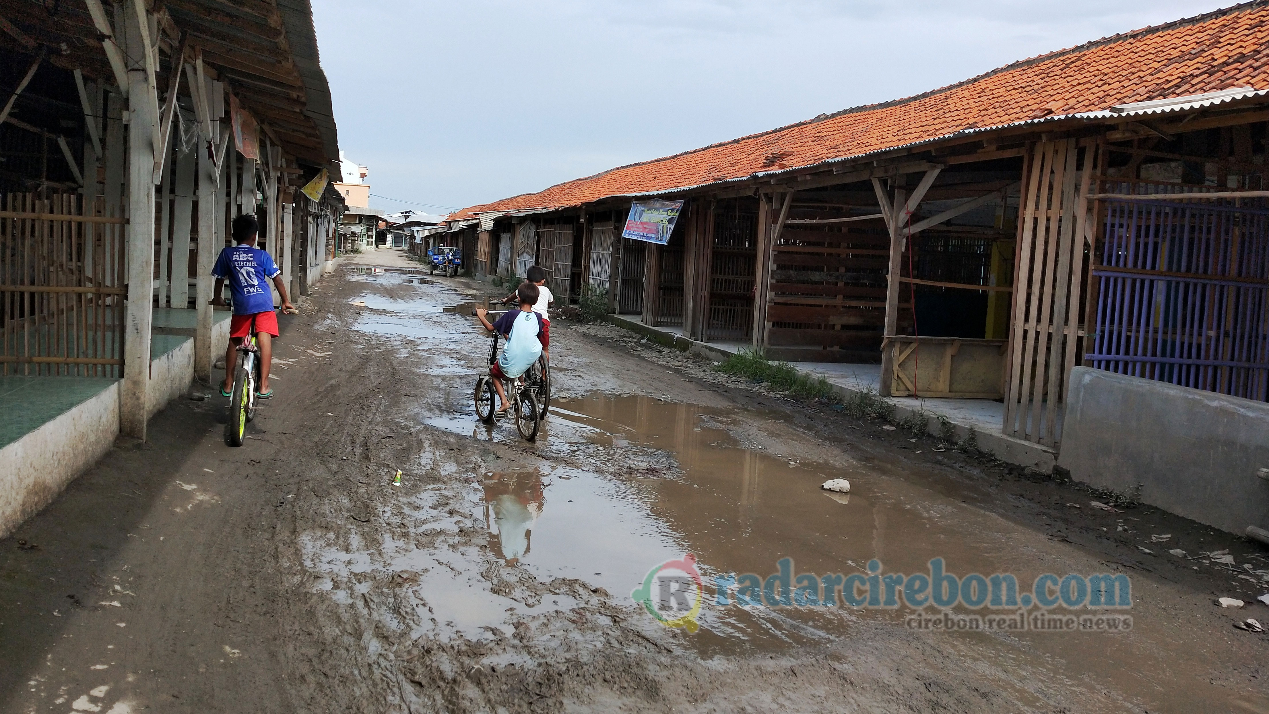 Pasar Tegalgubug Masih Becek dan Kumuh, Pemdes Sebut Renovasi Dilakukan Secara Bertahap