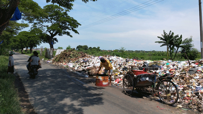 Sampah Meluber  Sampai Bahu  Jalan, Lalu  Lintas Terganggu