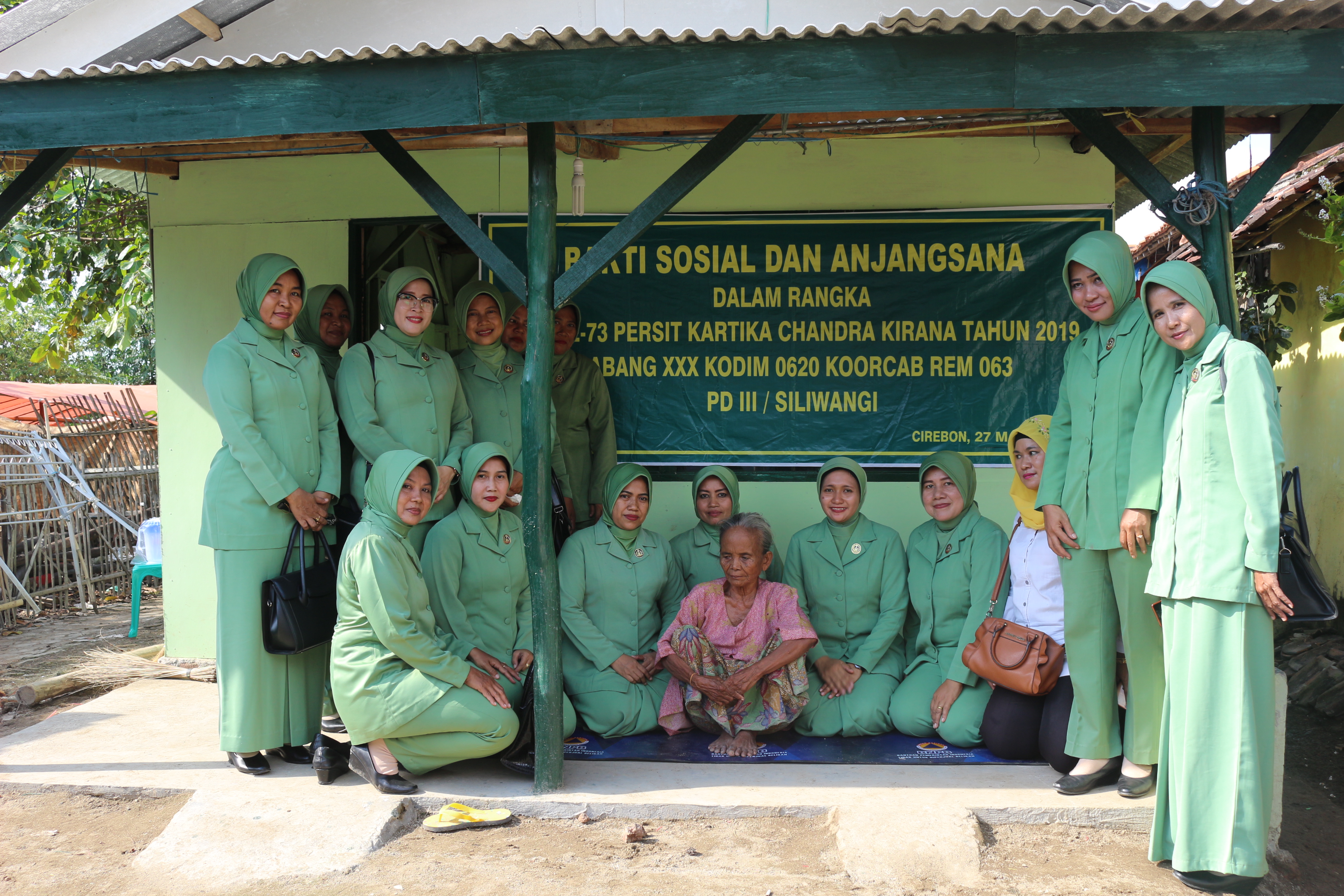 Para Istri TNI Jenguk Nenek Murita, Bantu Perabotan Rumah dan Keperluan Sehari-hari