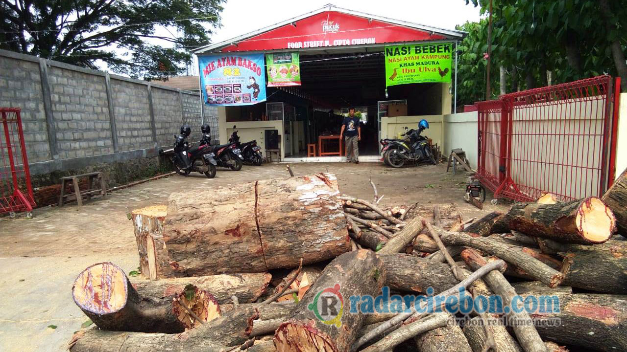 DPUPR Tebang Pohon Depan Selter Cipto Berharap Pujabon Ramai