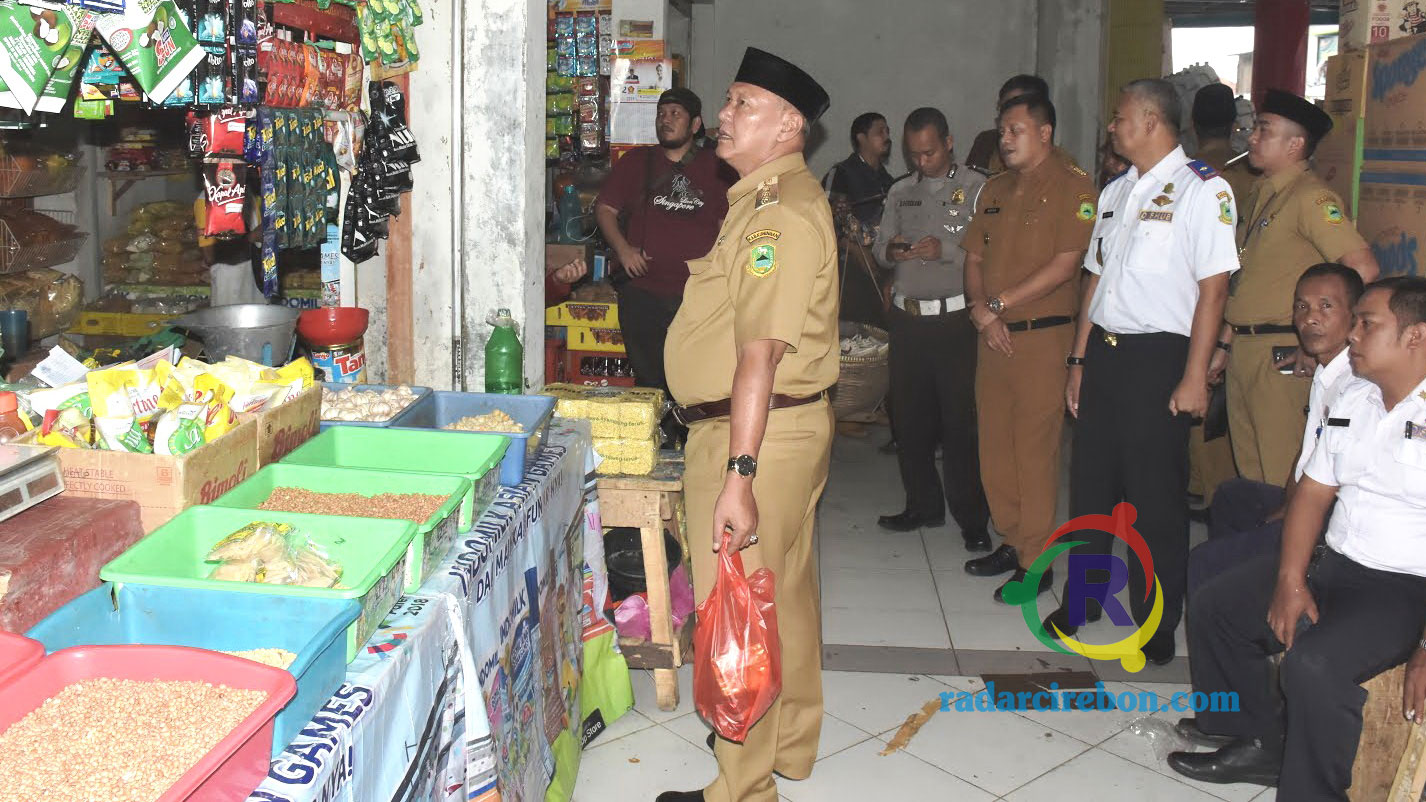 Belanja di Pasar, Acep Tenteng Kantong Plastik