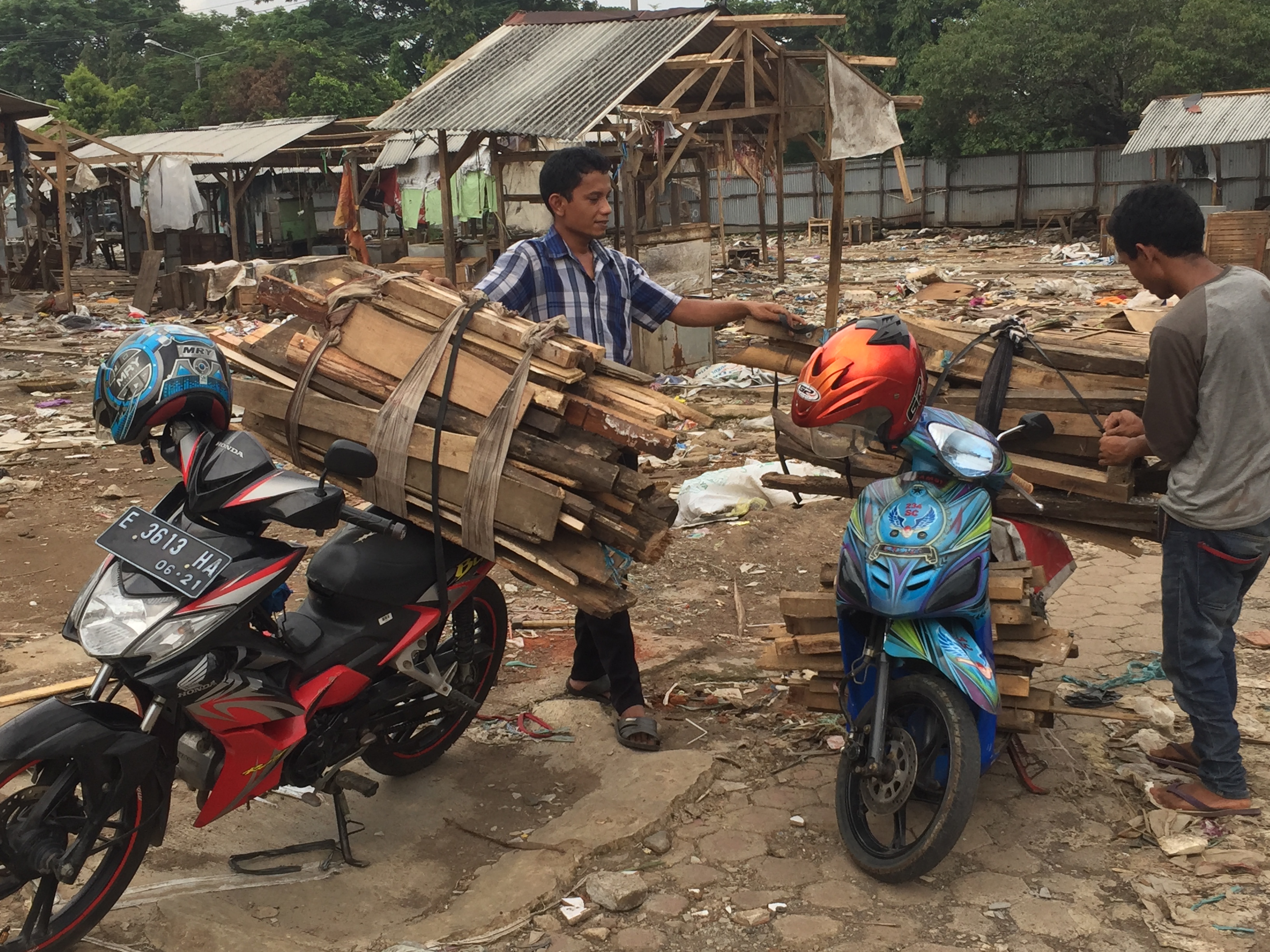 Pedagang Bawa Pulang Kayu Bekas Kios, Merasa Sudah Bayar saat  Tempati Pasar Darurat Sumber