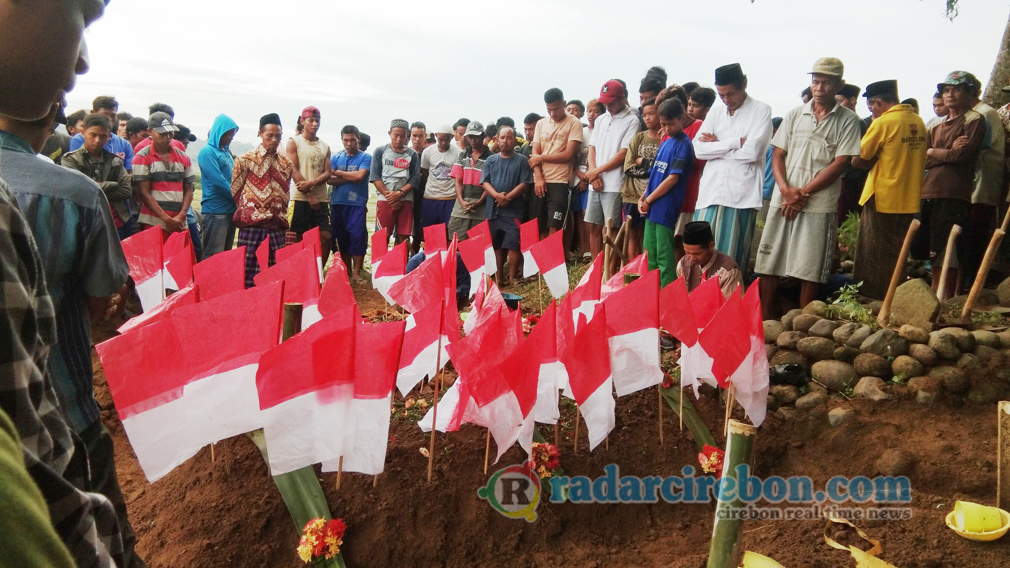 2 Korban Tewas Tersambar Petir Dimakamkan  Berdampingan