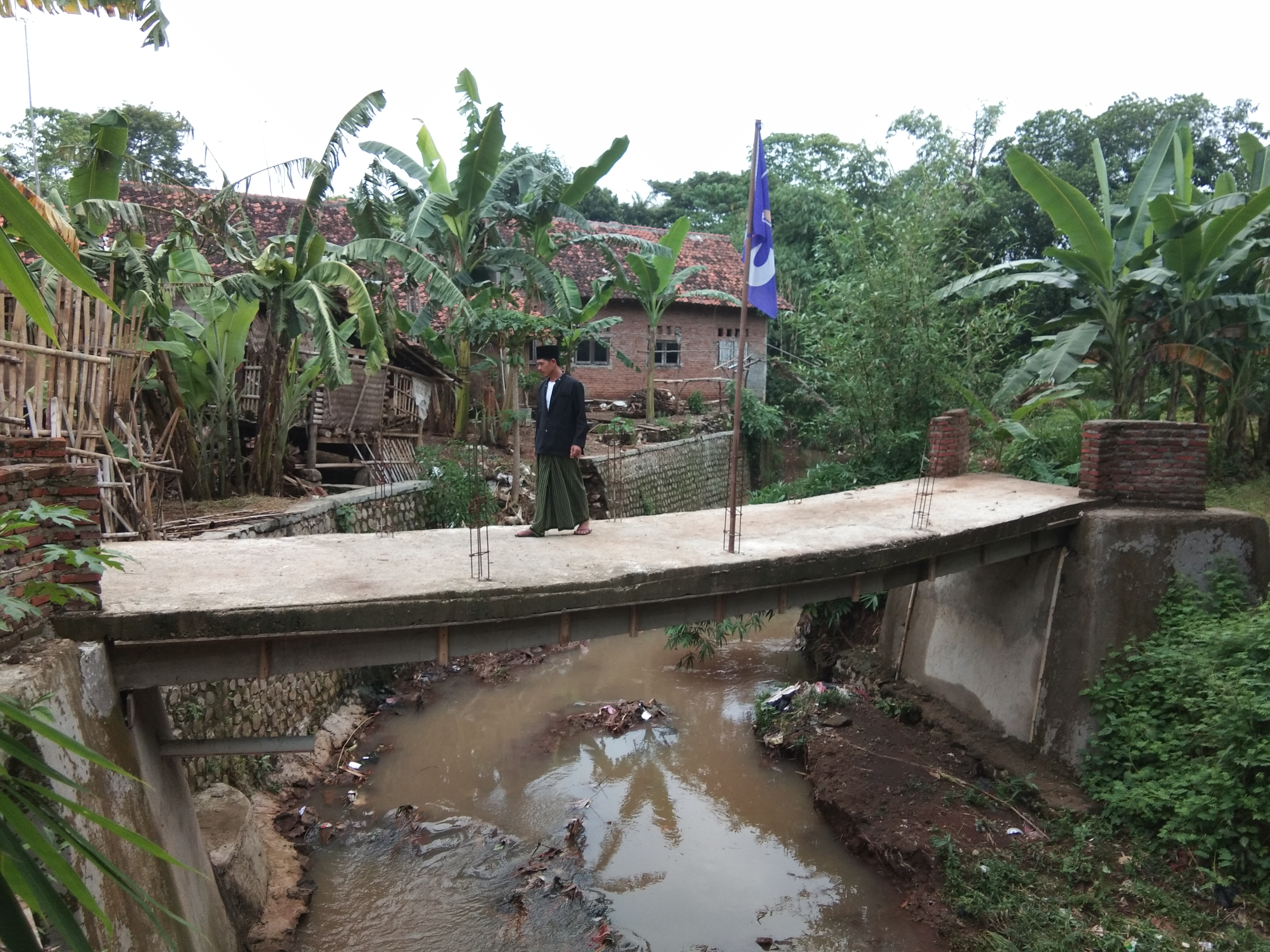 Jembatan Belum Rampung, Malah Melengkung