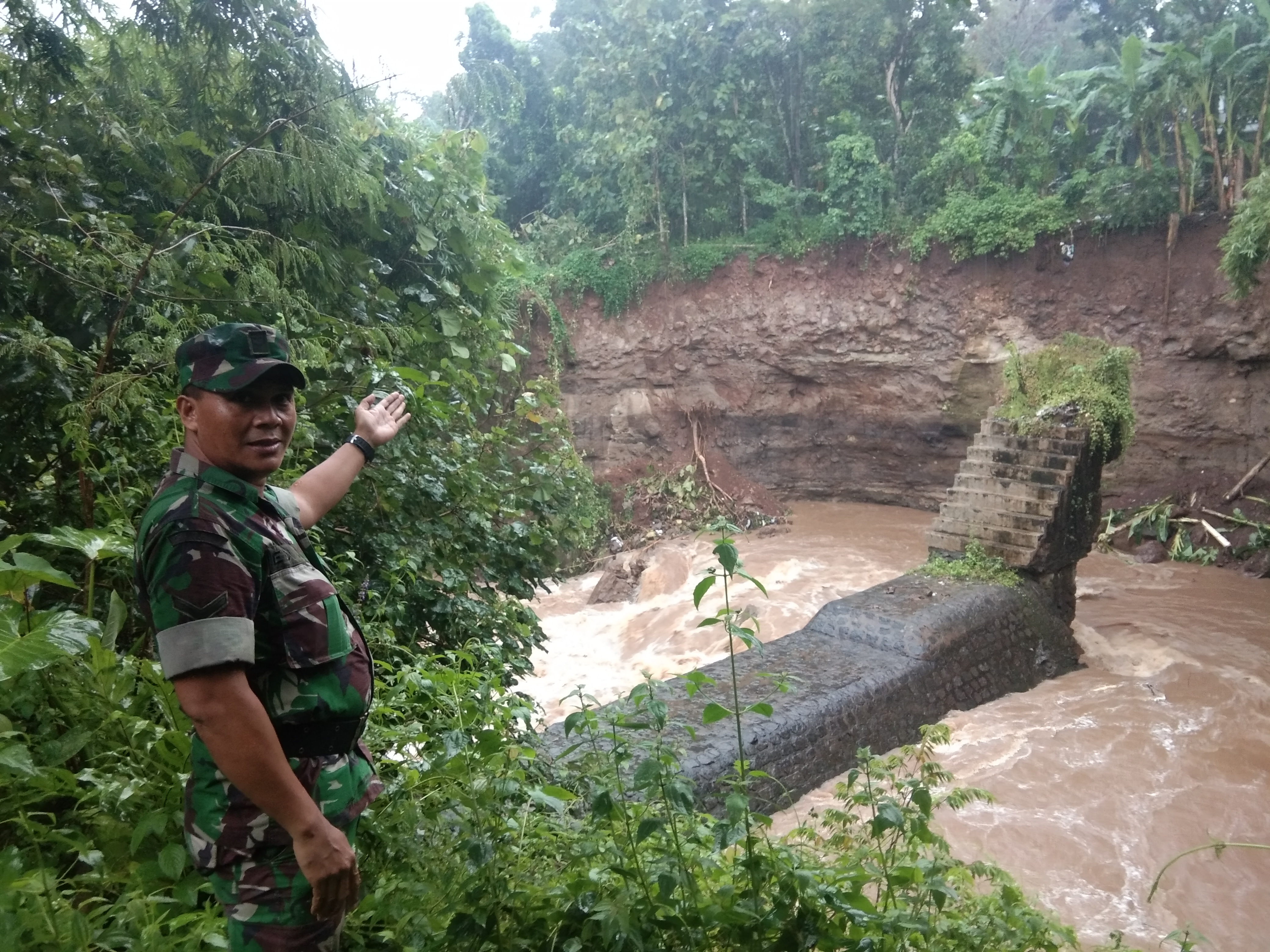 Longsor Ancam Pemukiman Penduduk, Tebing Sepanjang 5 Meter  Ambles ke Dasar Sungai