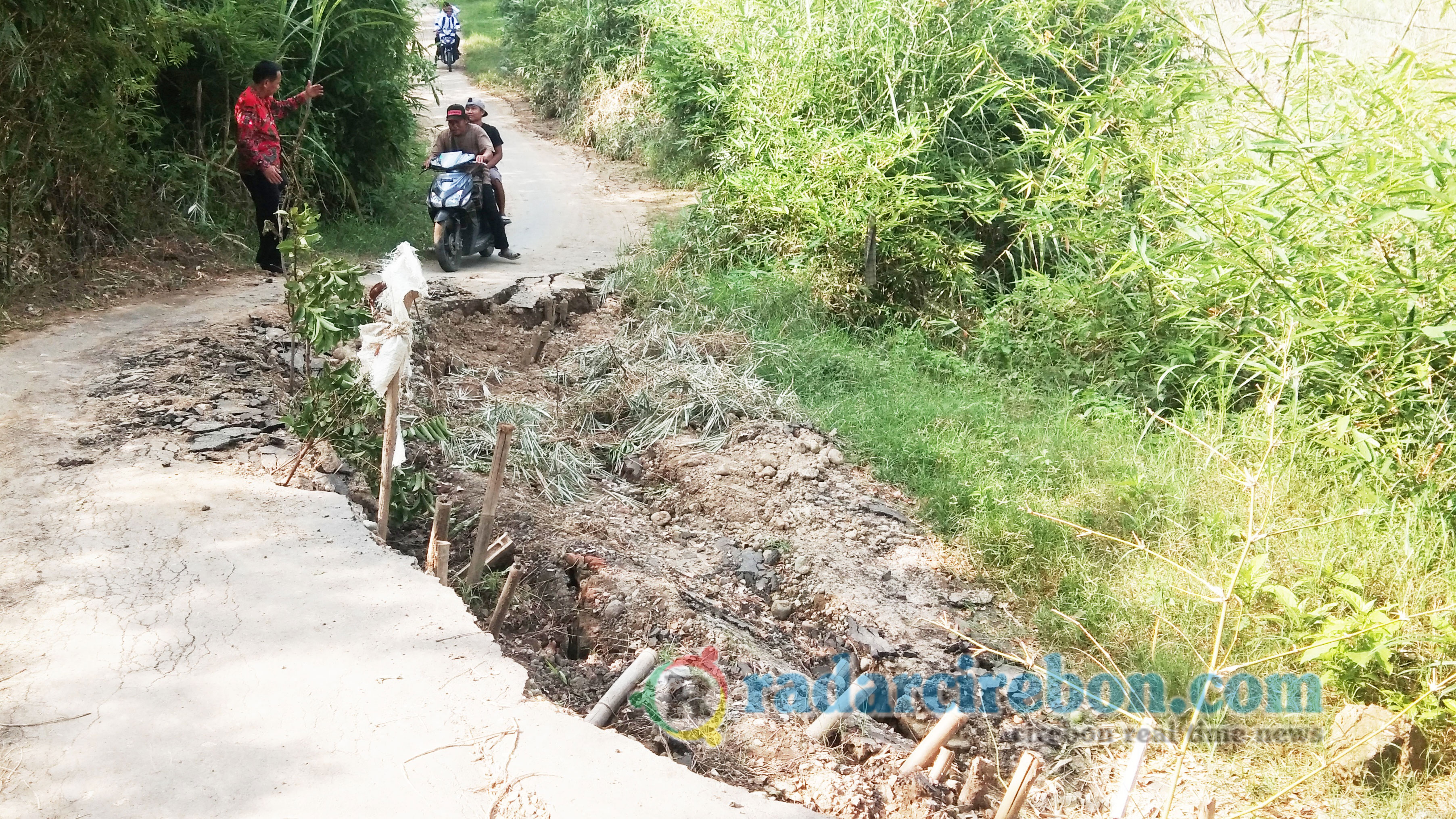 Akses Jalan Nyaris Putus, Jalan di Sisi Sungai Cijangkelok Ambles