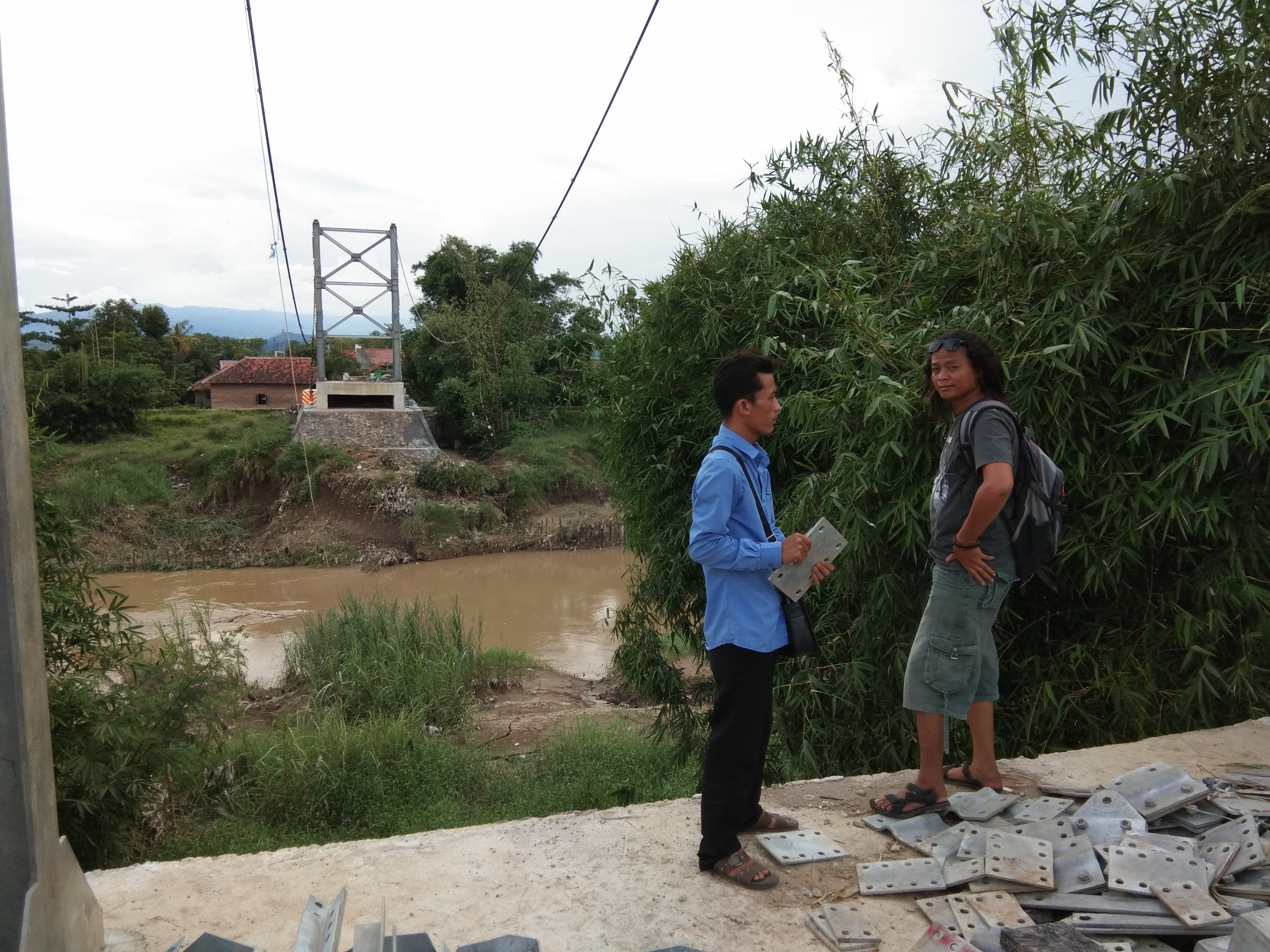 Pembangunan Jembatan Gantung Mengecewakan ,Di Kempek dan Ciledug Sama-sama Bermasalah