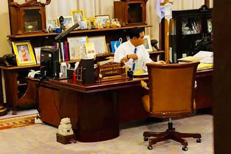 Sibuk Bekerja: PM Thailand ‘Kelelahan’, Fotonya Sambil Diinfus Viral di Facebook
