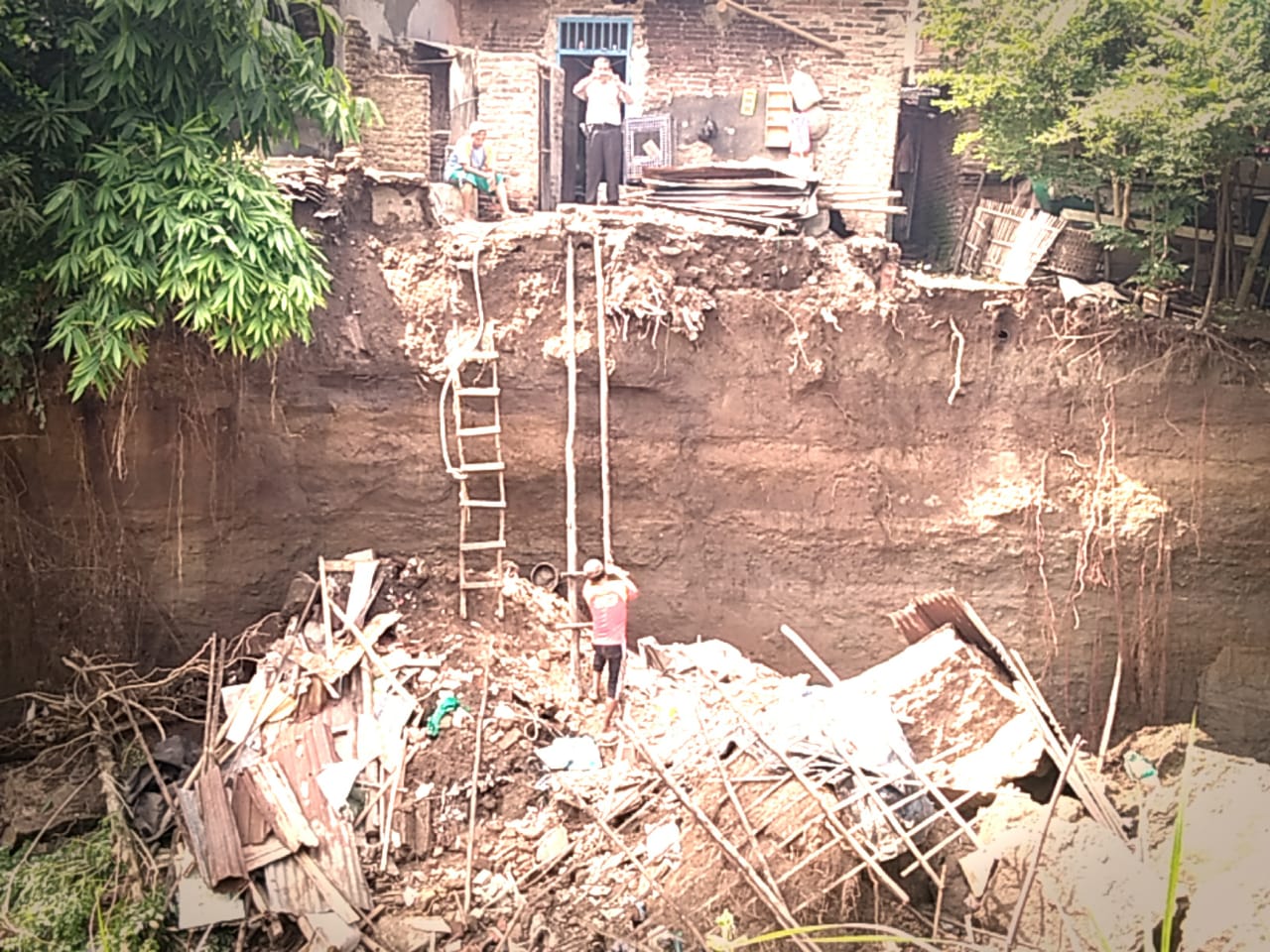 Tebing Jatuh, Rumah Warga Terseret Longsor