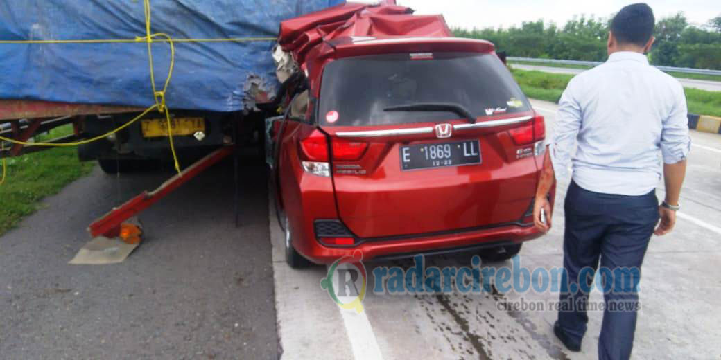 Mobilio Ringsek Tabrak Truk Tronton di Tol Cipali