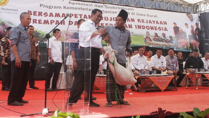 Mentan Sawer Petani Kuningan Rp 20 Miliar, Ajak Tebar Bibit Unggul, Jangan Tebar Hoaks