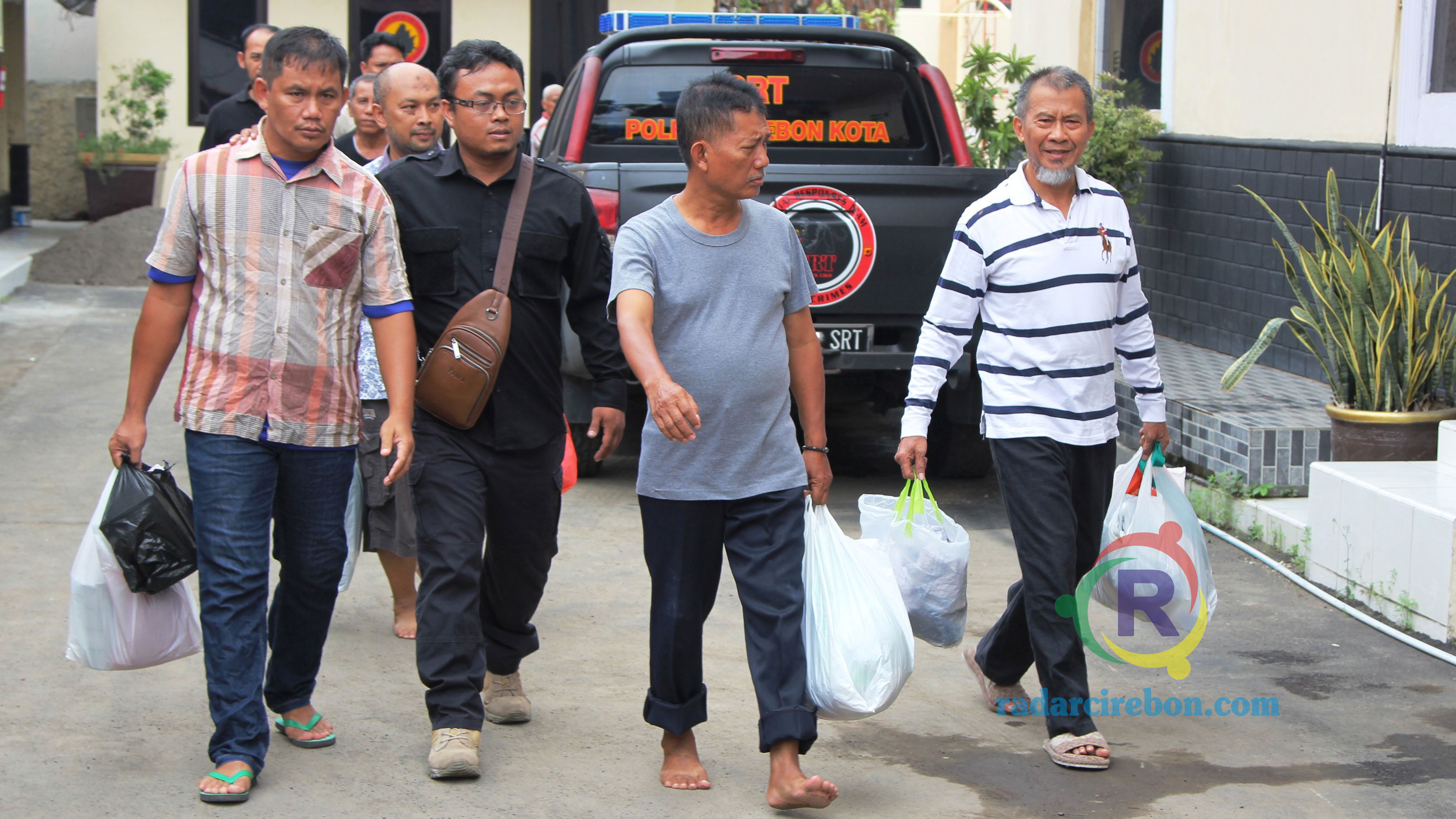 Plt Kadis PUPR Kota Cirebon dan 4 Tersangka Lain Dipindahkan ke Rutan Cirebon