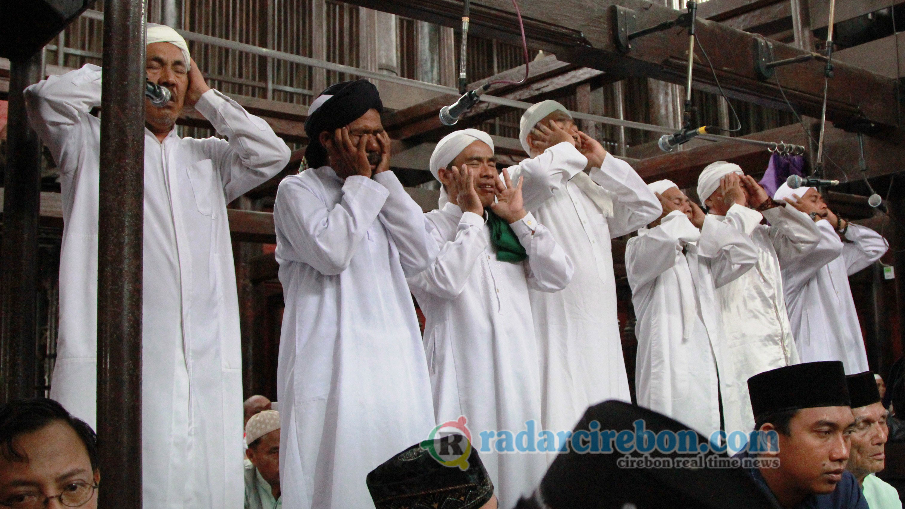 Meski Tak Ada Latihan, Muazin Azan Pitu Masjid Agung Sang Cipta Rasa Selalu Kompak