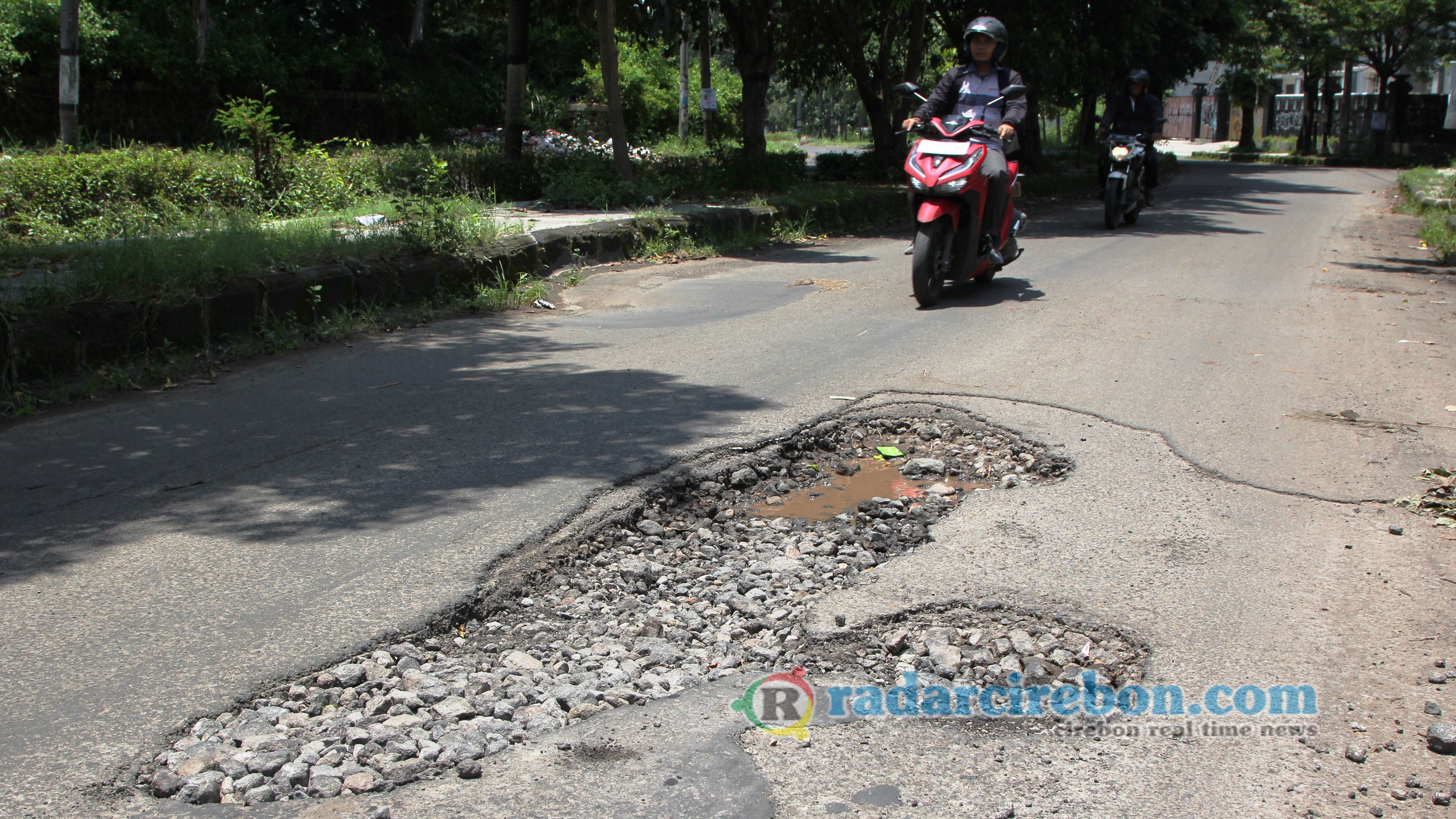 Setelah Hujan, Lubang Bermunculan di Jalanan Kota Cirebon