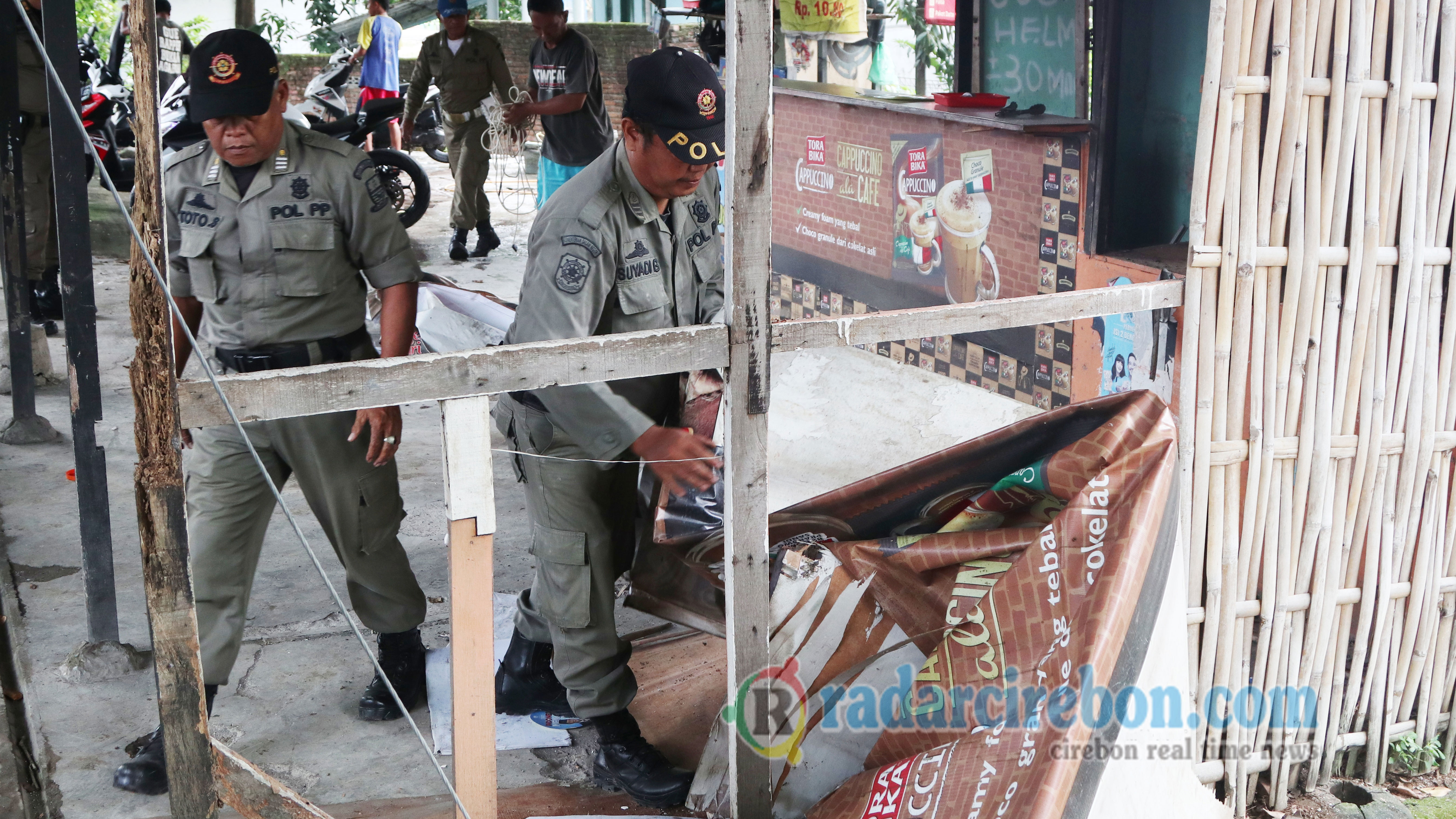 Satpol PP Tertibkan Lapak di KTL Jalan Cipto Mangunkusumo