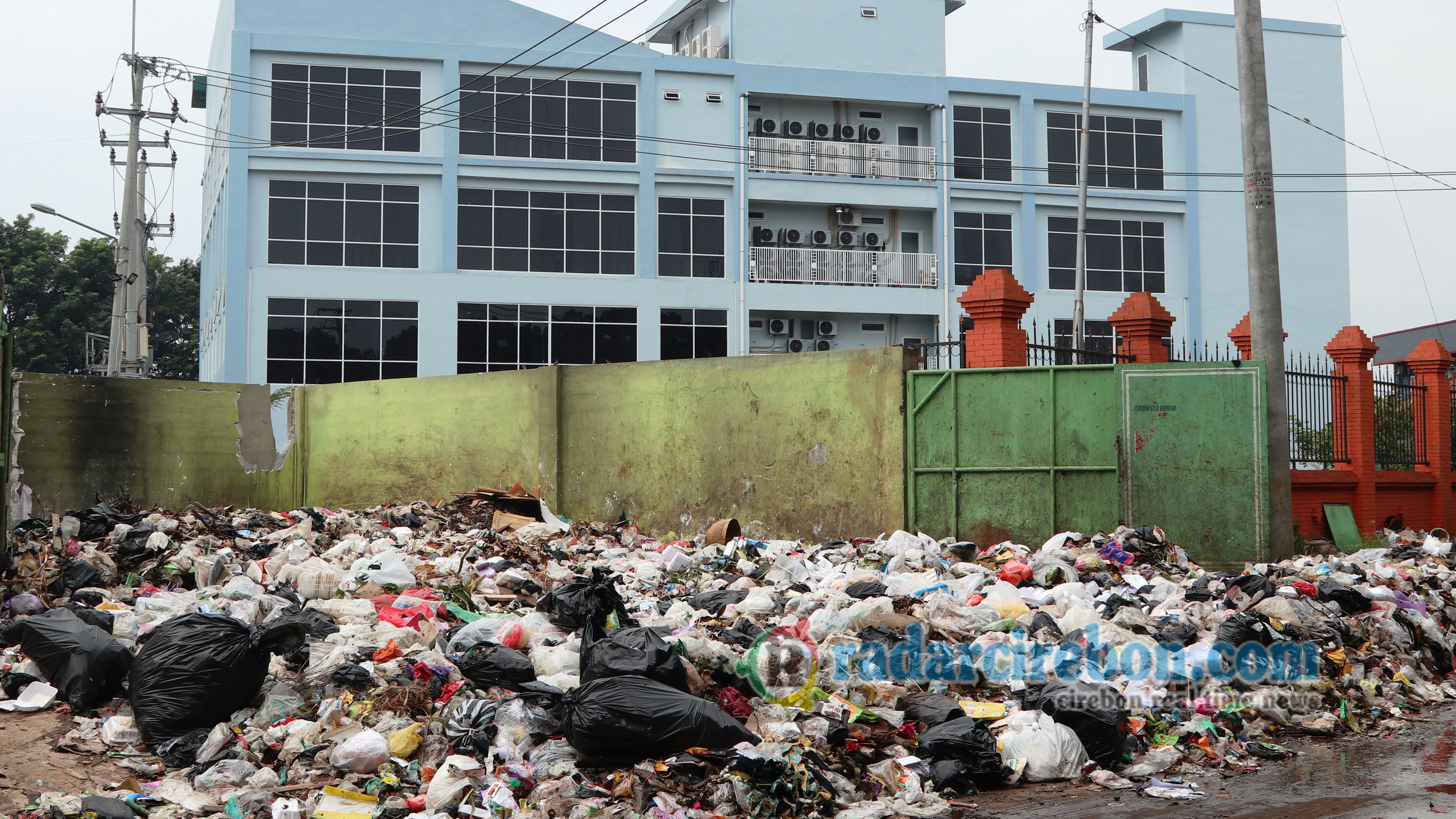 DLH Beri Identitas Petugas Pembuang Sampah di Bima