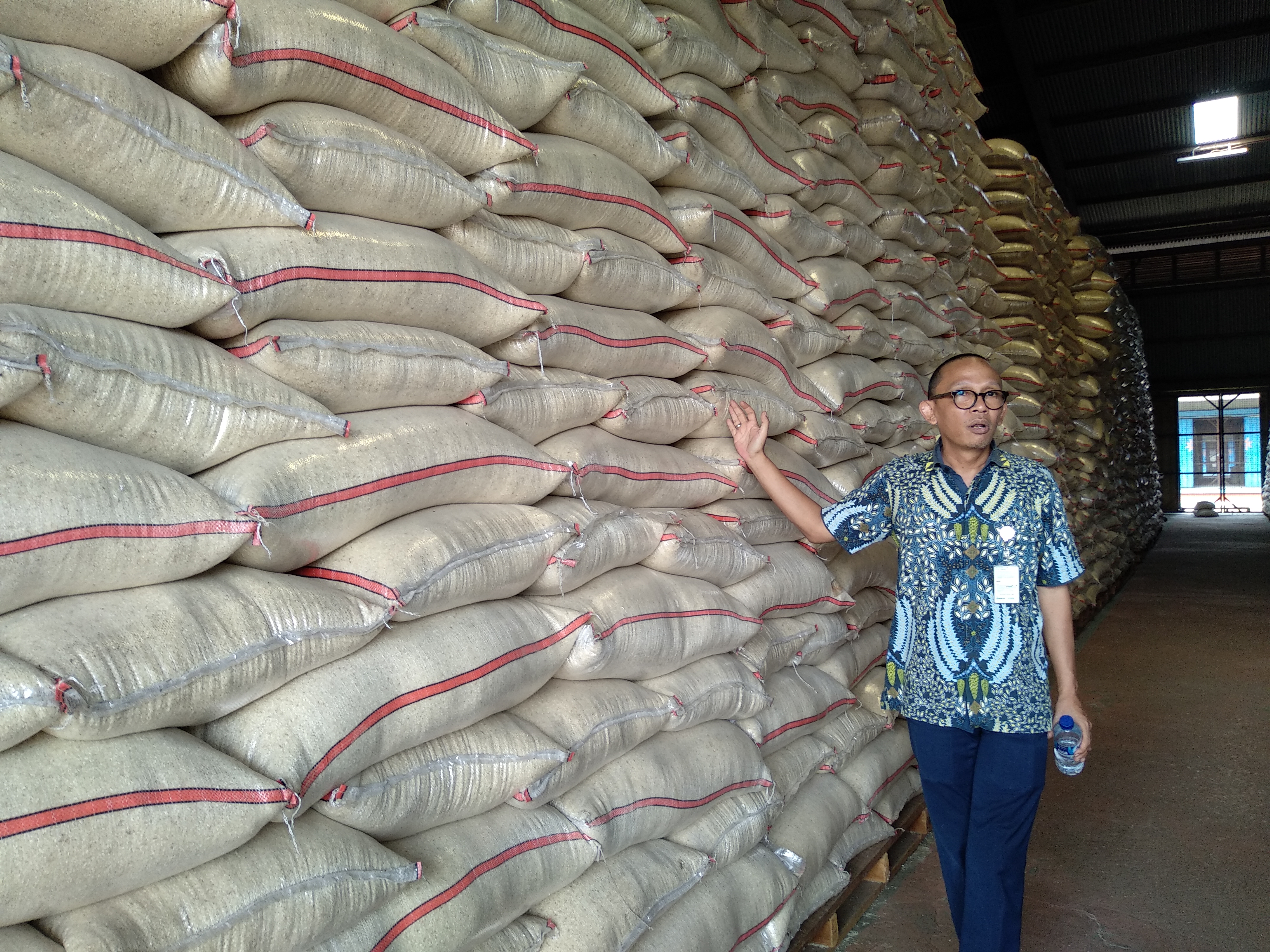 Sehari, Bulog Distribusikan 100-200 Ton Beras Komersil