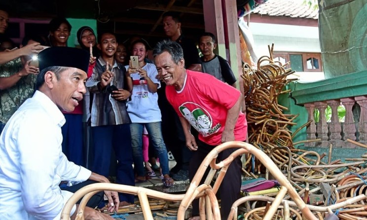 Jokowi Kunjungi Kampung Produktif Rotan: Saya Akan Rancang Bulog Khusus Rotan