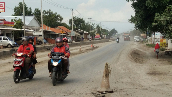 Debu Perbaikan Jalan Ganggu Kesehatan Warga