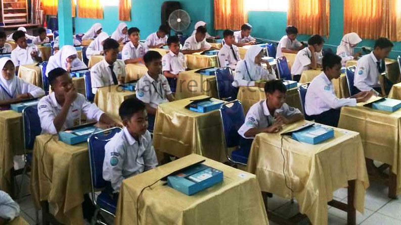 Siswa SMPN 3 Pakai Tablet untuk Ujian