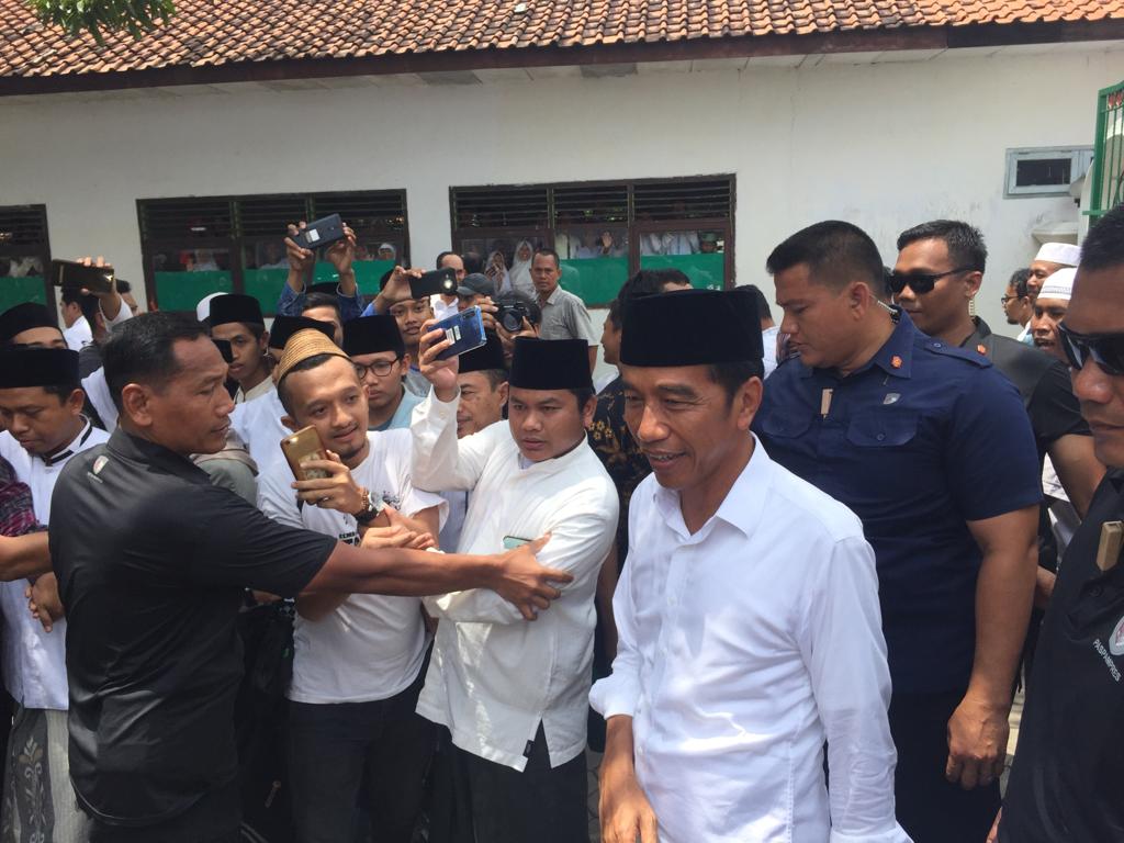 Diarak Becak, Jokowi Diserbu Ribuan Pendukung