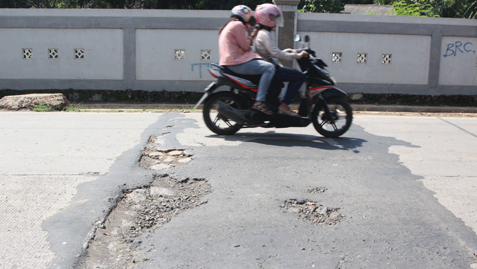 Waspada Kawat Menganga di Jalan Katiasa