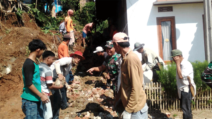 Rumah Warga Cipeundeuy Tertimpa Longsor