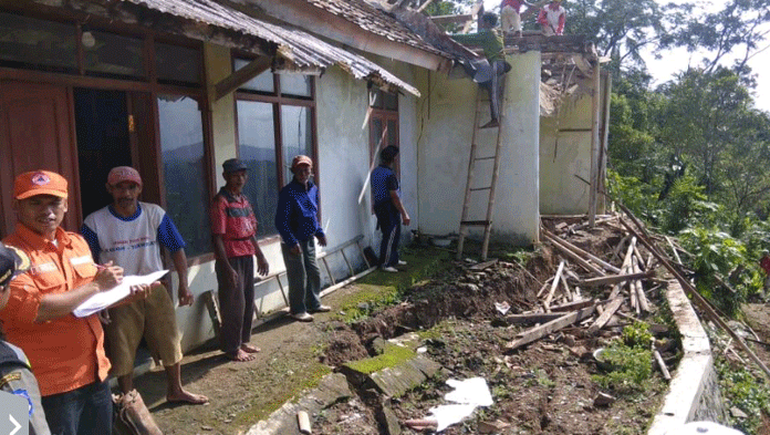 Pergerakan Tanah di Kuningan, 3 Rumah Warga Bunigeulis Nyaris Ambruk