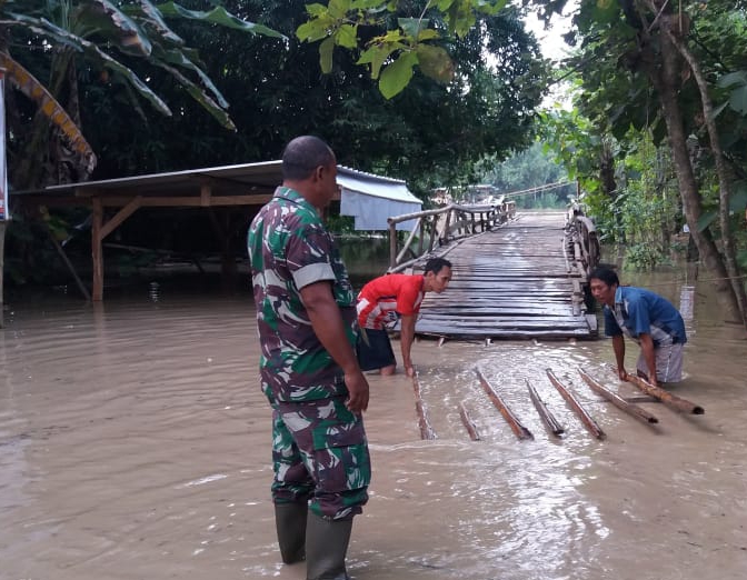 Perahu Tambangan Kembali Beroperasi, Debit Air Sungai Cimanuk Surut Aktivitas Warga Kembali Normal