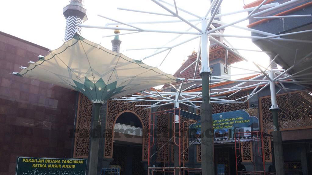 Payung Masjid At Taqwa Mulai Terpasang