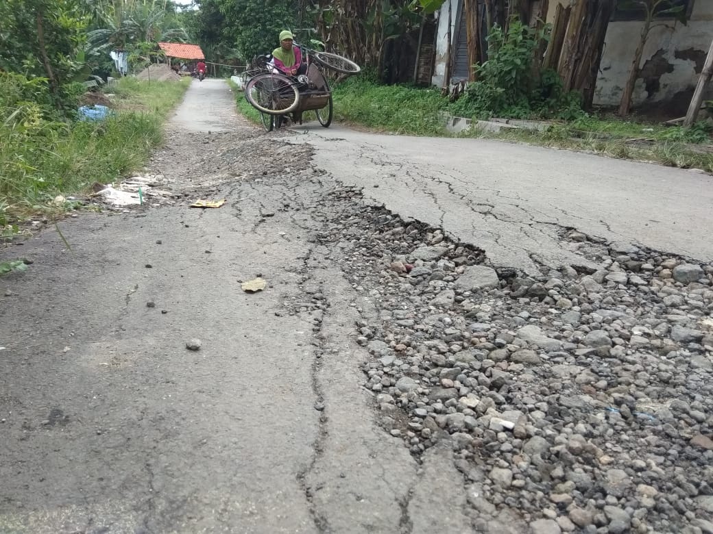 Anggaran Pemeliharaan Jalan Terbatas,  Aspal Rusak  Membuat Pengendara Celaka