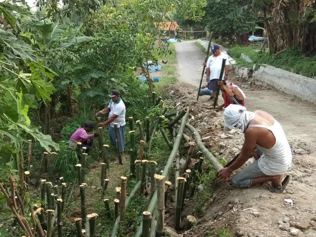 Bosan Menunggu, Warga Babakan Urunan Sender Jalan