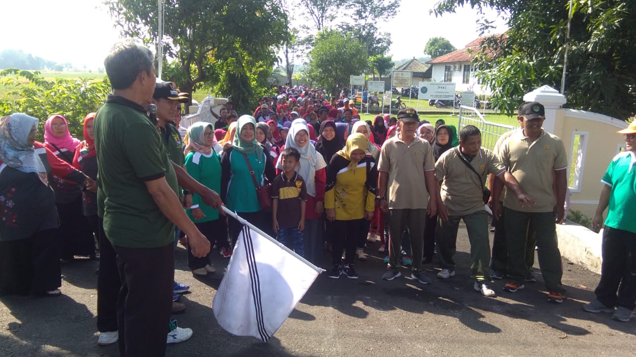 HUT Kabupaten Cirebon di Kecamatan Ciwaringin Jalan Sehat, Pererat Kebersamaan Antar Pemerintah dan Warga