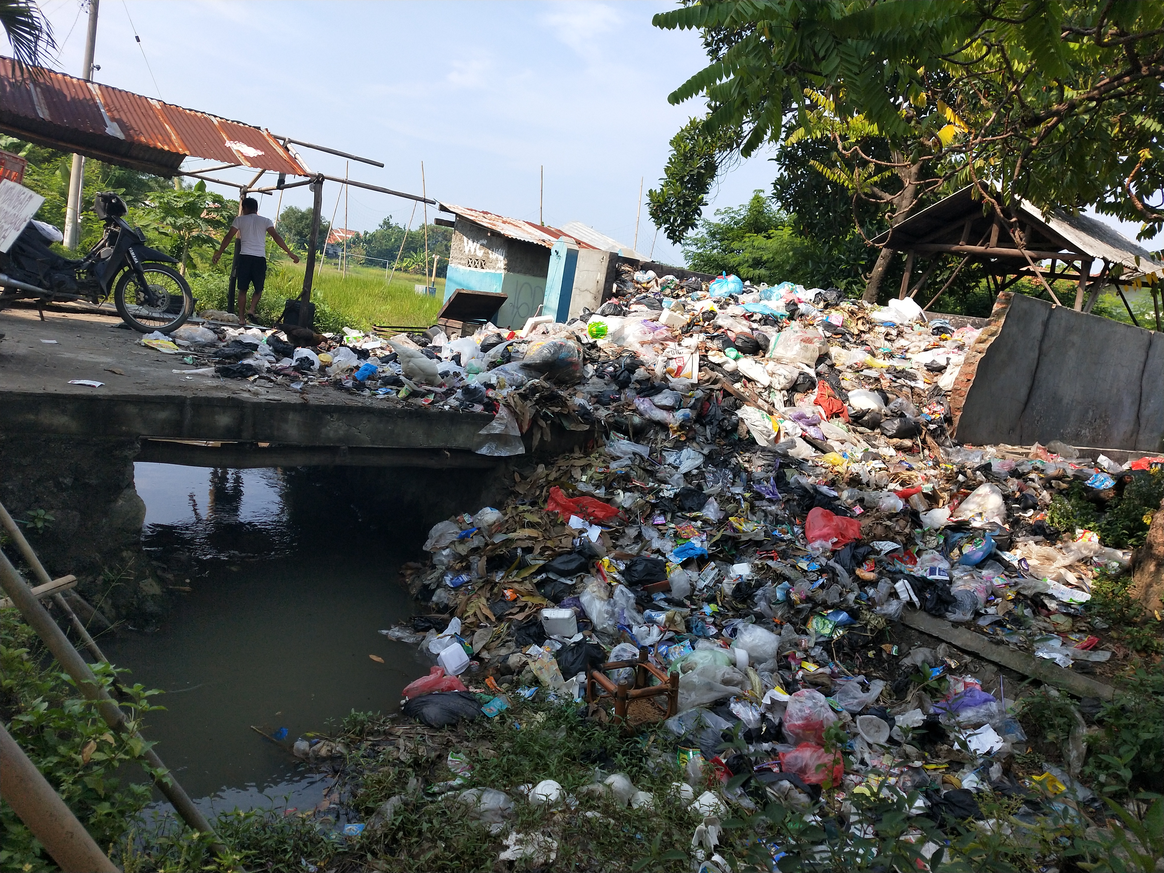 TPS Meluber, Warga Sindir Pemdes Dawuan