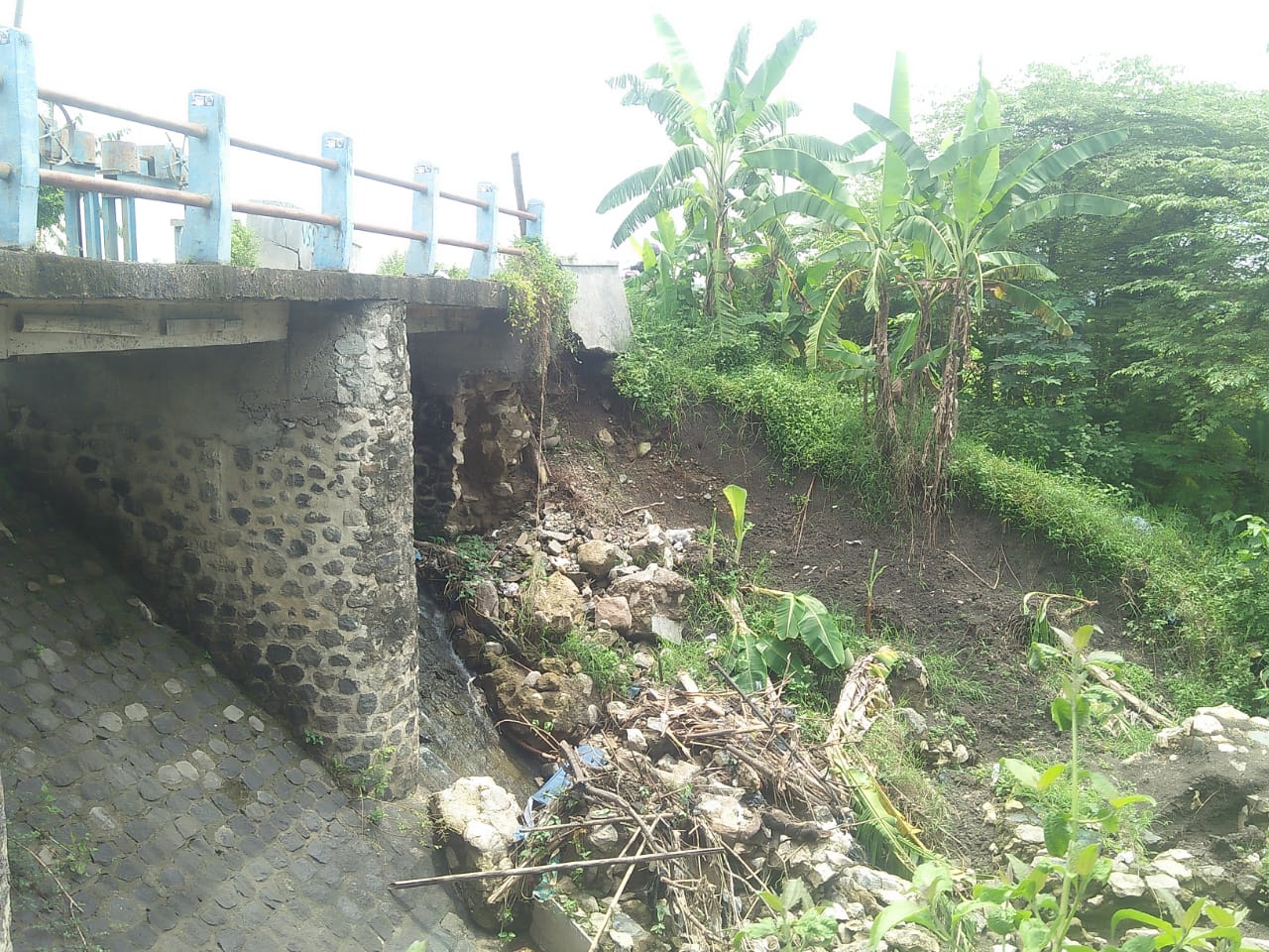 Tanggul Sungai Kritis, Ujung Jembatan Ambles