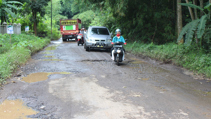 Perbaikan Jalan Tunggu Dana Cair