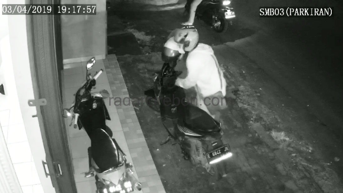 Pencuri Motor Terekam CCTV saat Beraksi di Plumbon