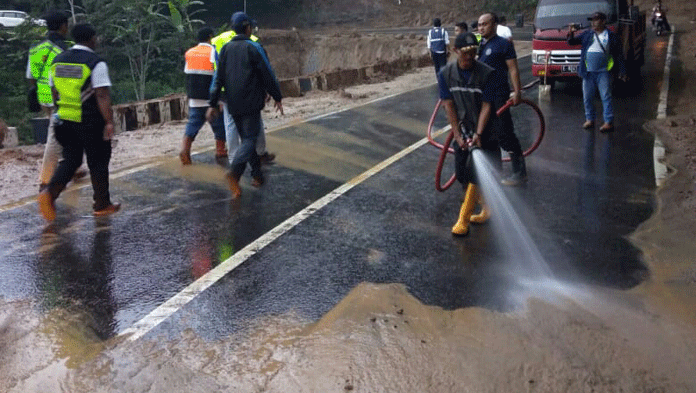 Damkar Kuningan Bantu Bersihkan Longsor Cikijing