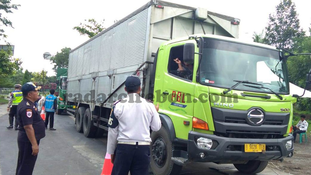 Petugas Gabungan Gelar Operasi Odol Tol Palikanci, 50 Truk Dikandangkan