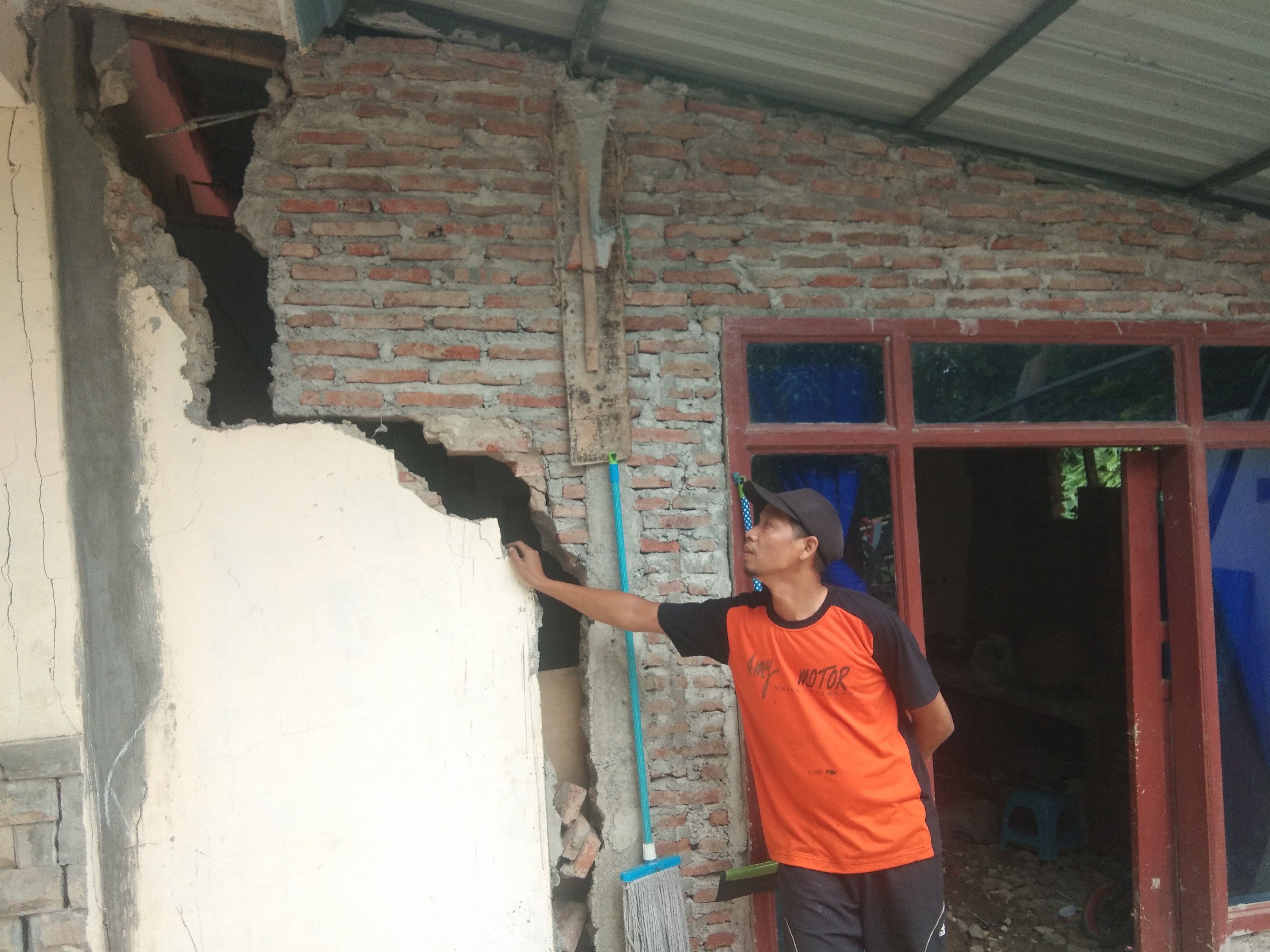 Tanggul Ciberes Ambles Rumah Retak, Selain Warga Rumah Kuwu Juga Ambles