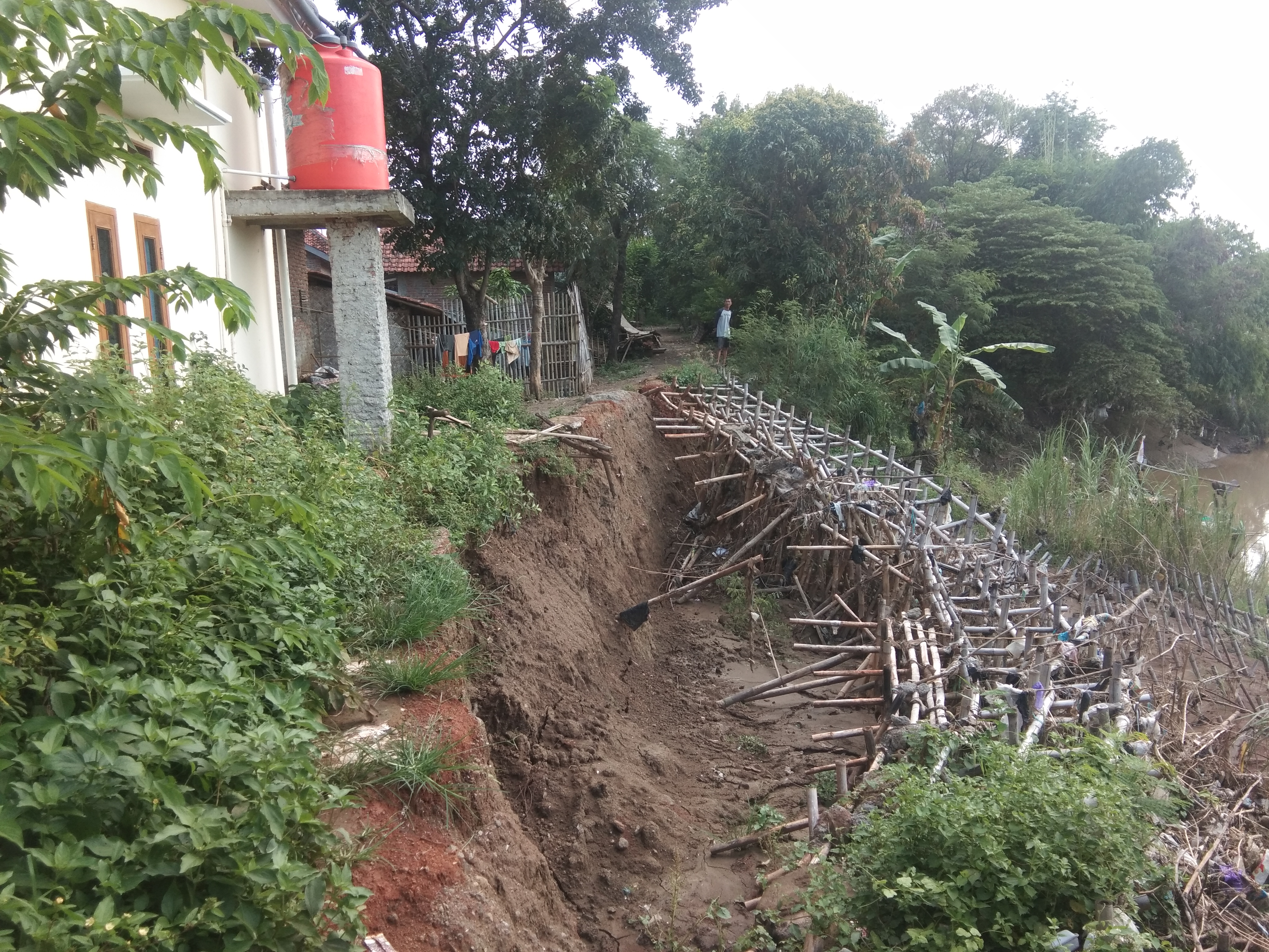 Longsoran Tebing Sungai Bangka Deres Semakin Mendekat, Warga Tambah Waswas