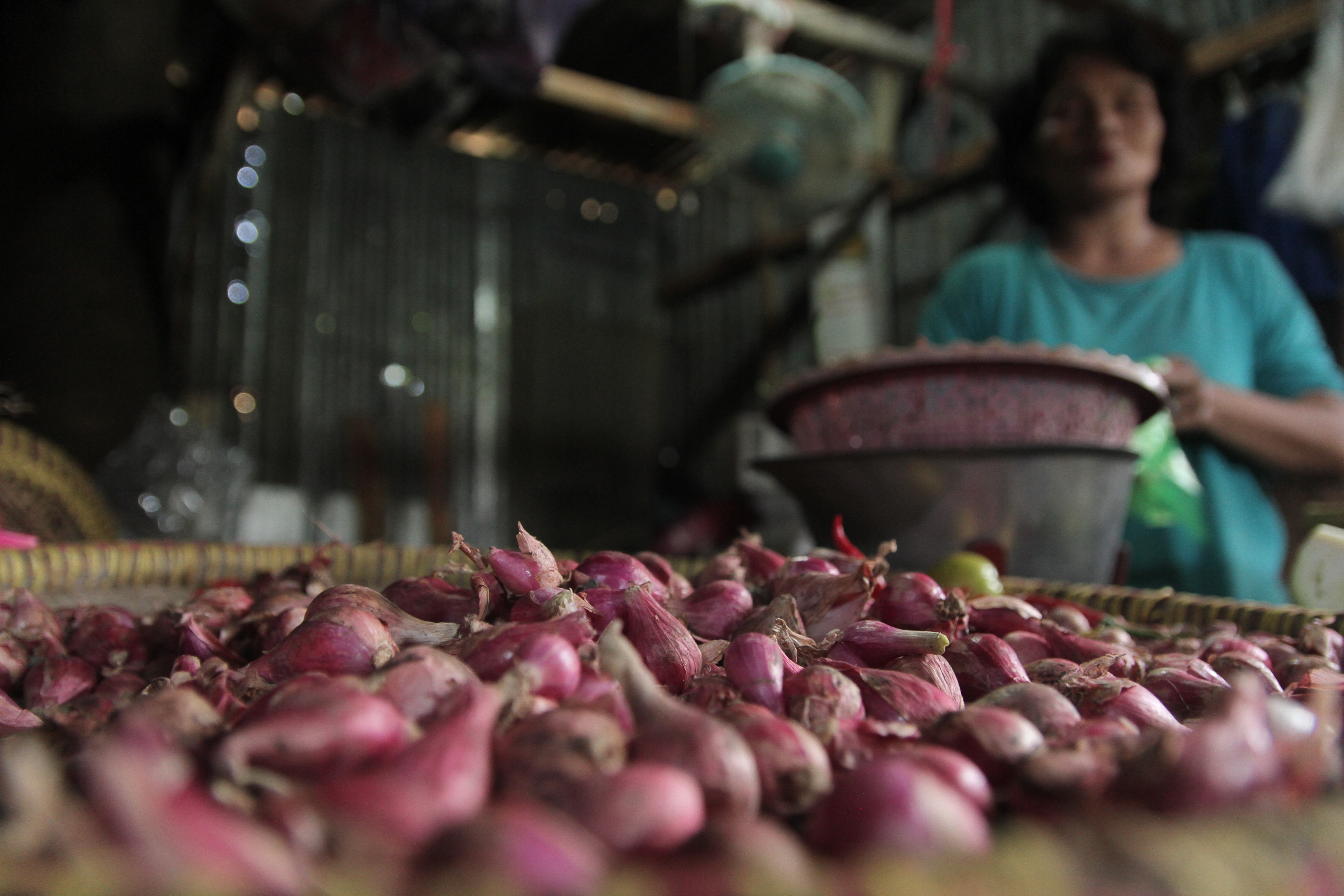 Pedagang Kesal Harga Bawang Merah Melonjak