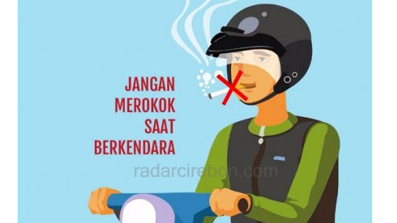 Awas! Merokok Sambil Bawa Motor Ditilang Polisi, Larangan Berlaku Semua Daerah