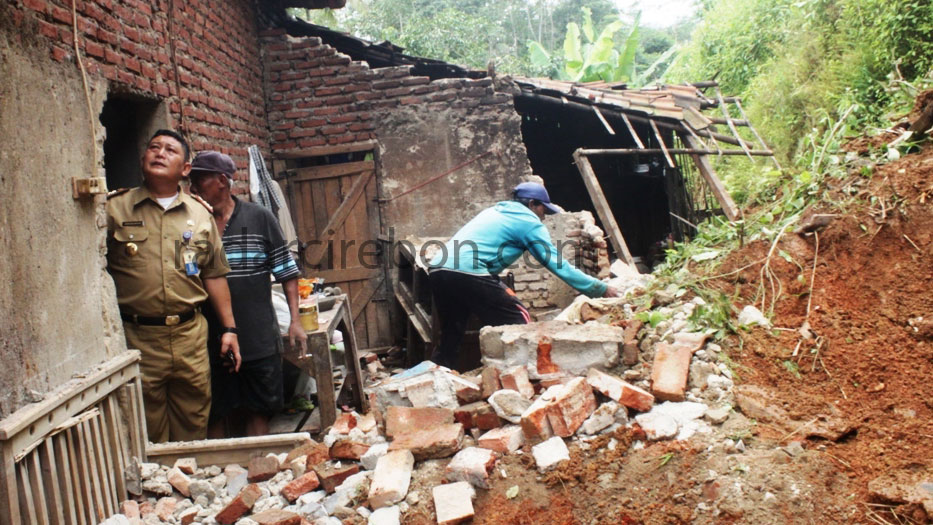 Tiga Rumah Tertimpa Longsor, Warga Khawatir Terjadi Longsor Susulan